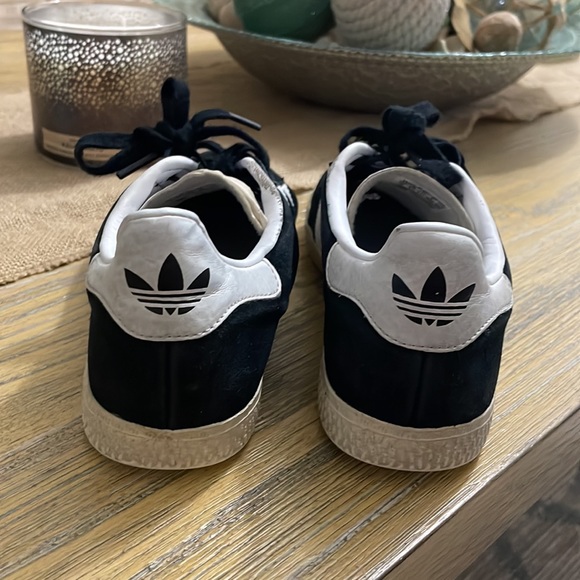 Adidas Gazelle shoes unisex size 2Y - Picture 3 of 4